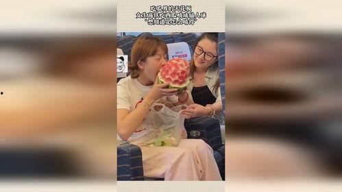 高铁女孩吃瓜事件