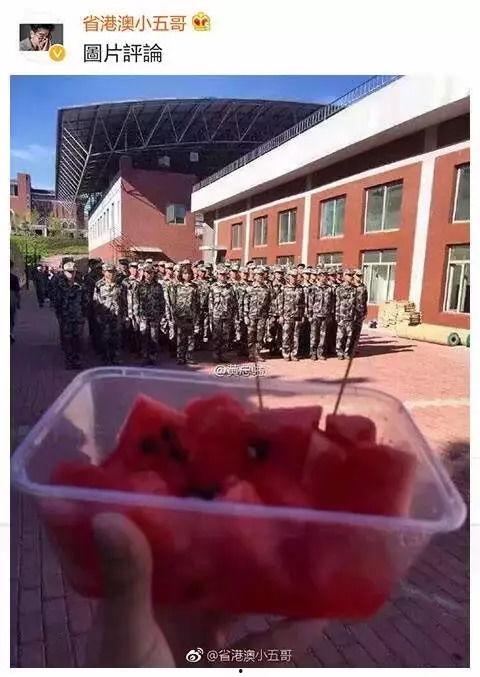 军训期间吃瓜事件图片,一场意外的“清凉”插曲