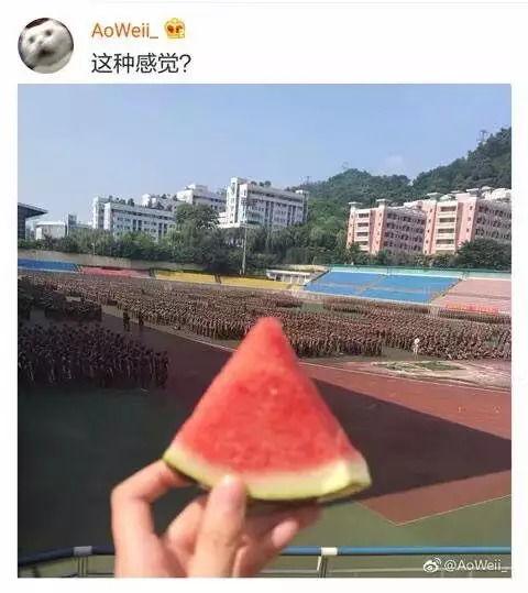 军训期间吃瓜事件图片,一场意外的“清凉”插曲